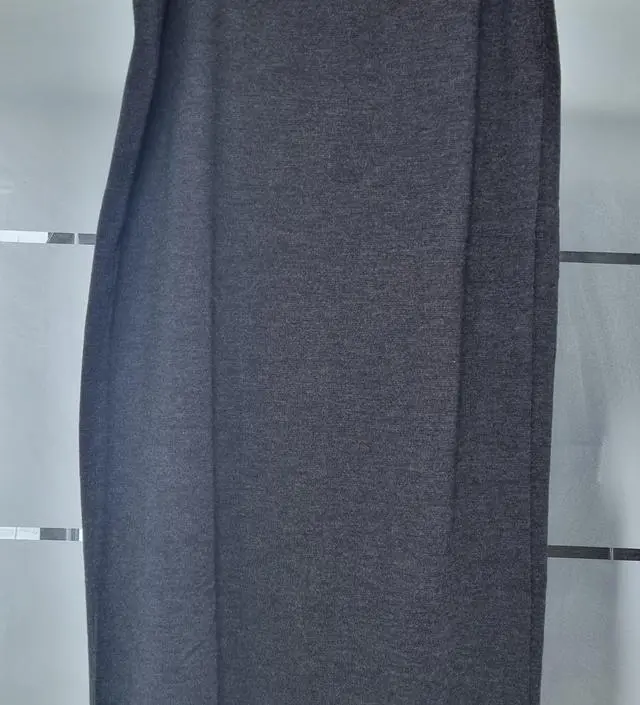 디자인이 너무 예쁜 스커트에요 
