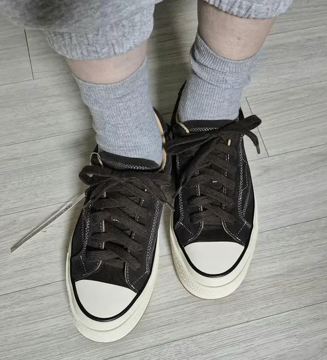 짙은 브라운색 스웨이드에 반해서 주문했는데 배송이 오래 걸렸어요. 평소 235사이즈 신