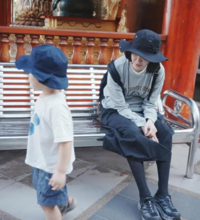 잘 쓰고 있습니다! 만듦새나 디테일이 꽤 정성스럽네요. 챙이 넣어서 햇빛 잘 가려주고