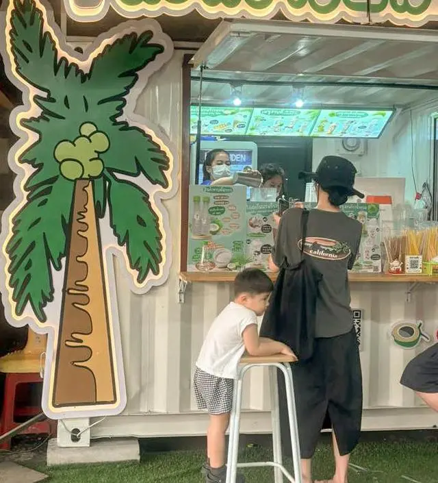 평소에도 자주 입지만, 특히 여행 갈 때는 꼭 챙기게 되는 스커트예요. 짐 쌀 때 이거 