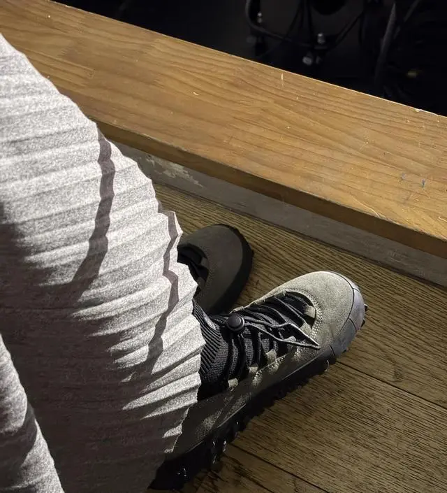 울이 섞인 원단이라 그런지 결이 정말 특별해요. 흔한 플리츠 스커트보다 훨씬 우아하고