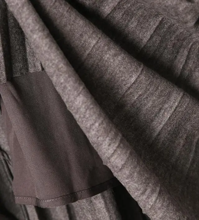 울이 섞인 원단이라 그런지 결이 정말 특별해요. 흔한 플리츠 스커트보다 훨씬 우아하고