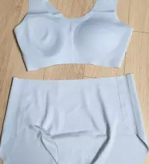 상의는 적당히 잘 맞는데 하의 팬티는 좀 많이 큰편이에요.
