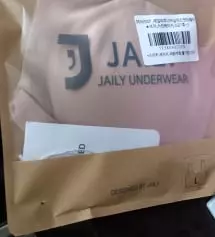 은은한 퍼플색 흰색티를 입어도 괜찮아요
