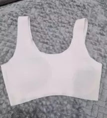 처음 브라를 해보는거라 답답해할까봐 M으로했어요. 아직 할때가된건아닌데 호기심이 생