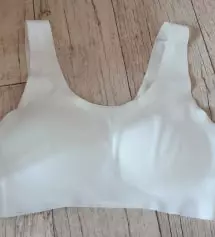 보라.하늘색 구매후 흰색옷 입을때 비쳐서 화이트도 다시 구매했어요. 빨기도 편하고 신