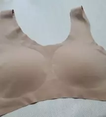 브래지어 안어 이중으로 덧대어 있어서 보호도 하고 봉제선 없어서 자국도 안나니까 아