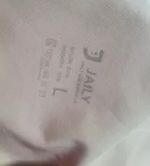 브래지어 안어 이중으로 덧대어 있어서 보호도 하고 봉제선 없어서 자국도 안나니까 아