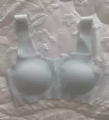 어색하고 불편할 나이인데 예쁜 색깔과 보드라운 감촉으로 편하게 입을 수 있도록 해주