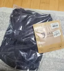 살짝 어두운 스킨 베이지네요. 흰티 입으면 덜 비칠꺼 같아요.
