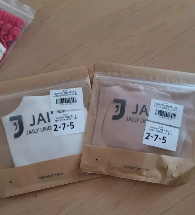 원체 널널하게 입는 아이라. L사이즈가 편하다는데. 몇번 빨아 입히니 m사이즈도 괜찮다