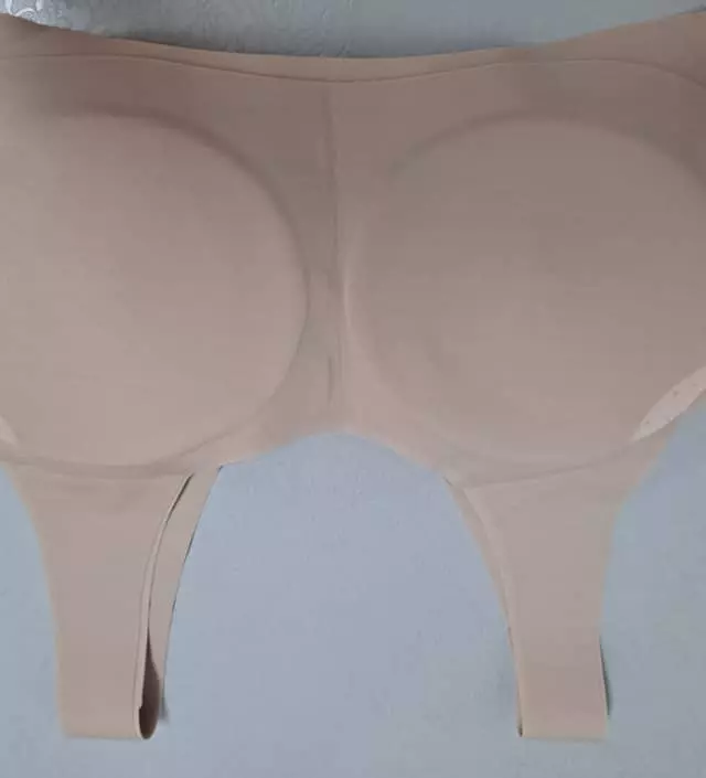 아이가 직접 입고 찍을 수는 없는 노릇...
