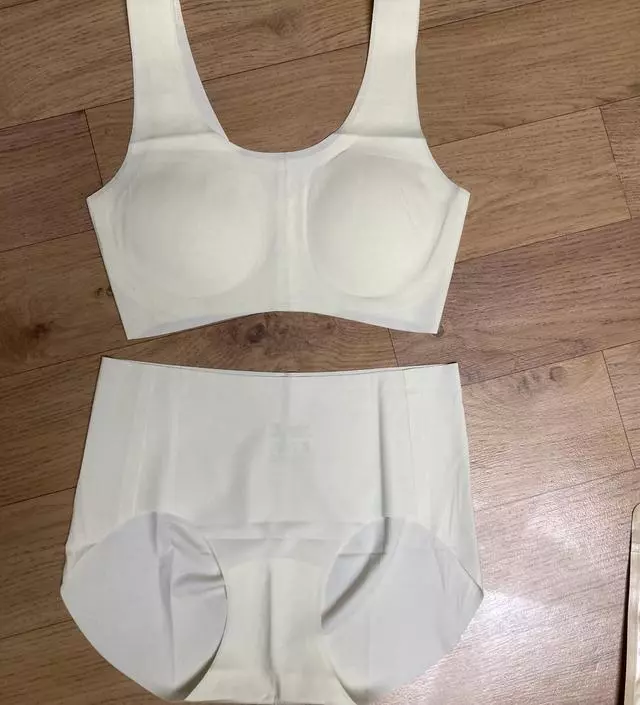 봉제선없이 편안한착용감이예요. 아이 첫 속옷으로 사줬는데 색상도 예쁘다고 좋아했어