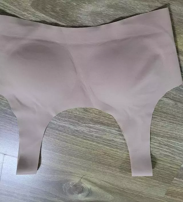 주니어 심리스인데 짱짱하고 좋네요. 원래는 심리스에 땅콩패드 들어가는제품 입혔었는