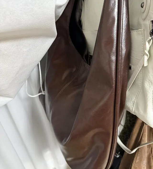 여밈 slash hobo bag