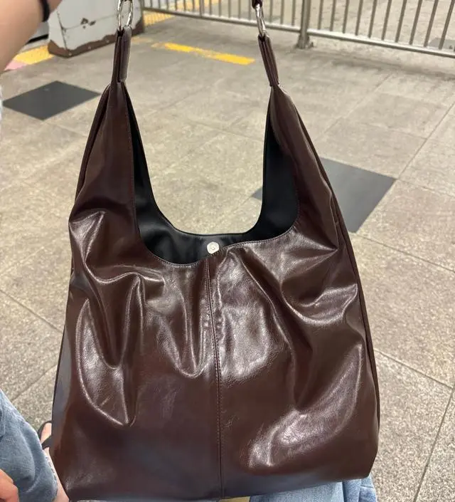 여밈 slash hobo bag