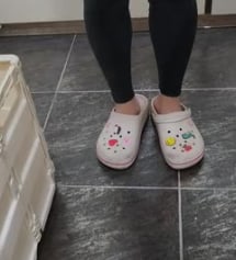 검정색이랑 같이 주문했는데 입었을 때 좀 더 부드러운 것 같아요. 무난한 색이라서 막