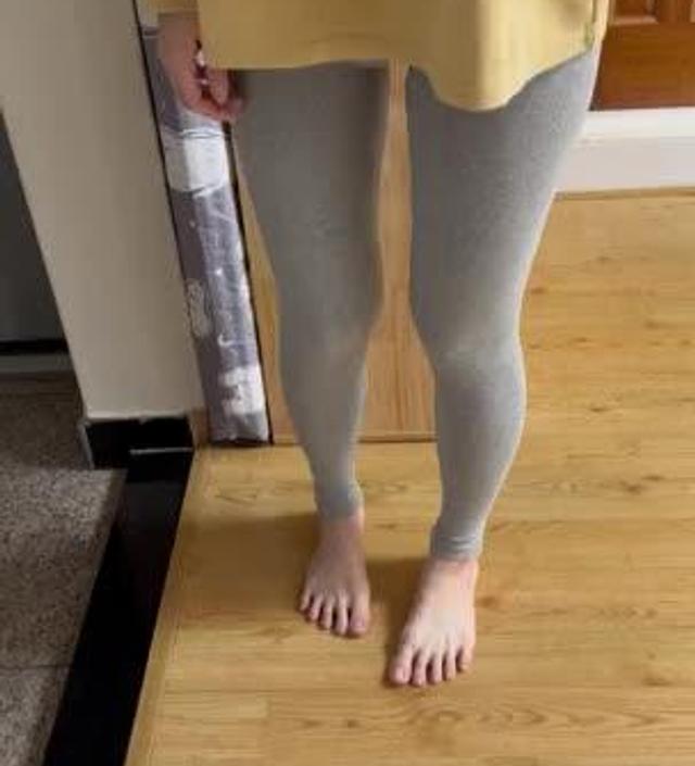 블랙 사보고 넘 좋아서 또 샀어요. 새 상품이라 그런지 입을 때 블랙보다 쫀쫀한거 같기