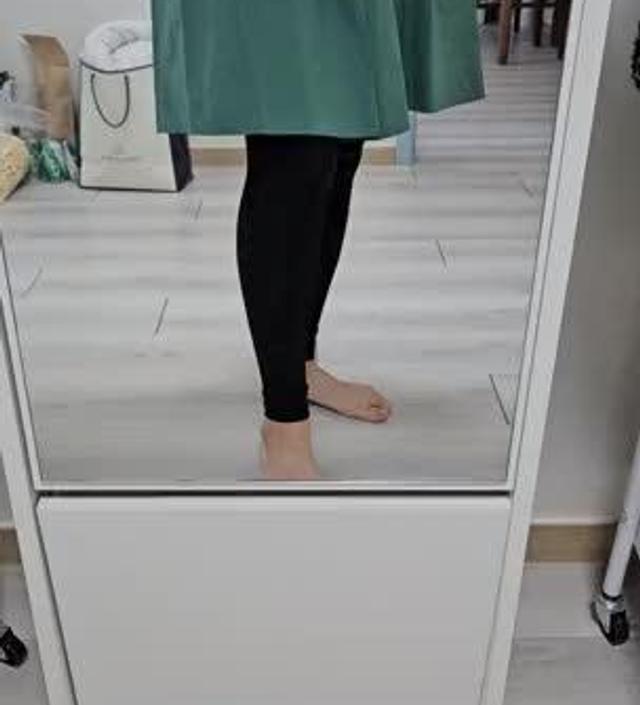 너무 얇지도 두껍지도 않고 간절기때 입으면 딱 일 듯 합니다. 한 여름에는 더울 것 같