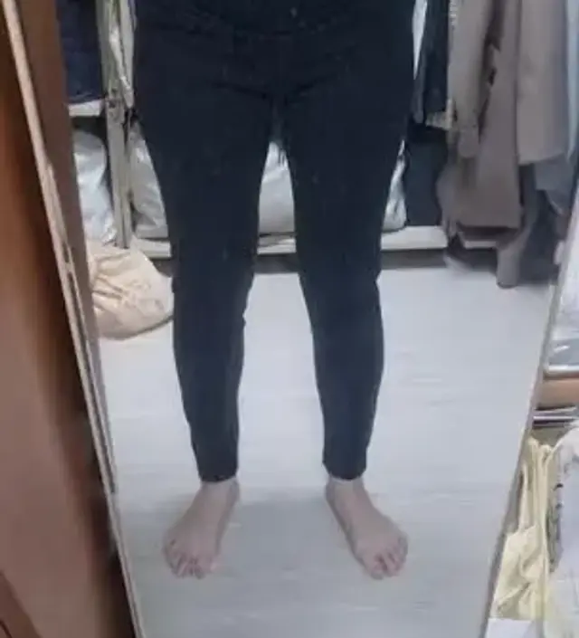 레깅스지만 완전 딱달라붙지는 않네요
