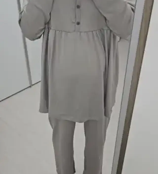 배가 나왔는데도 완전 널널해서 편해요. 따뜻한지는 잘 모르겠지만 촉감은 좋아요