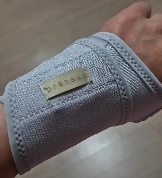 손목이 잡혀서 보호가 되네요 색 예뻐요