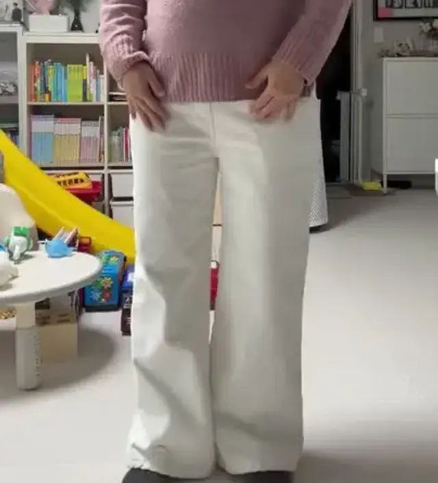 ..... 솔직히 많이 아쉬워요. 상당히 많이 넓은 와이드바지라 전체 핏이 애매합니다. 그