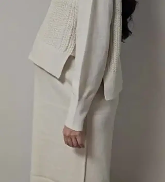 블랙 구입했었는데 편하게 잘 입고 예뻐서 아이보리로 하나 더 구매했어요. 만삭까지 편