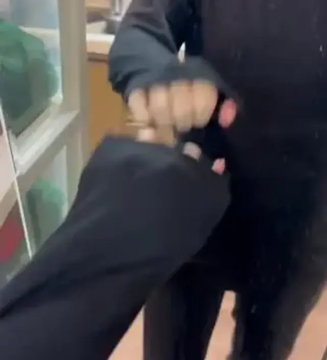 사이즈 너무 넉넉하고 정말 따뜻해요. 강아지 털이 조금 쉽게 뭍는 소재