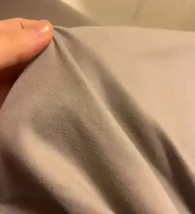 재질이 엄청 부드럽고 따뜻해요. 겨울에 입기 딱 좋아요ㅋㅋ키는 162라서 짧은 버전을할