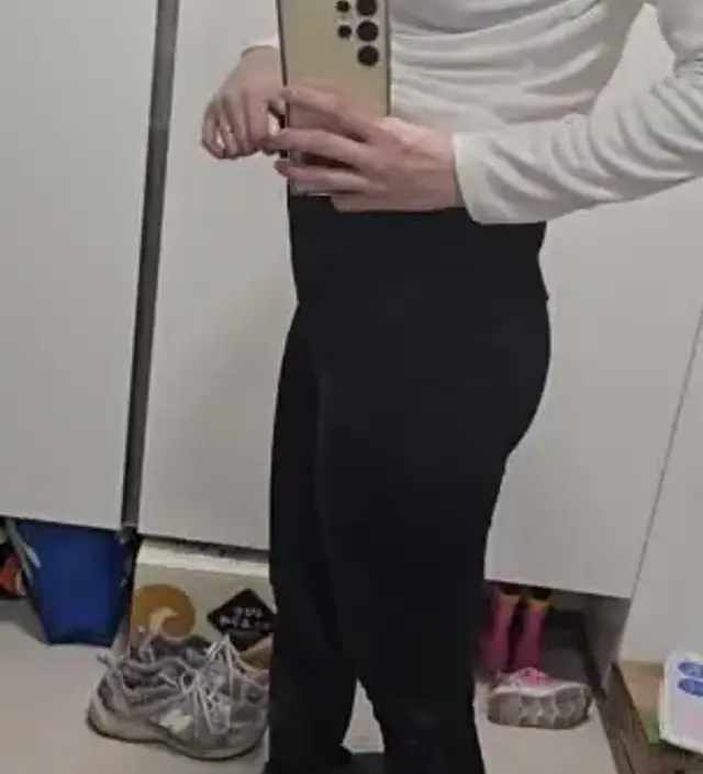 잘 늘어나고 편해요 엄청 큰 느낌은 아니에요 만삭때는 좀 불편할거같아요 밑단이 마무