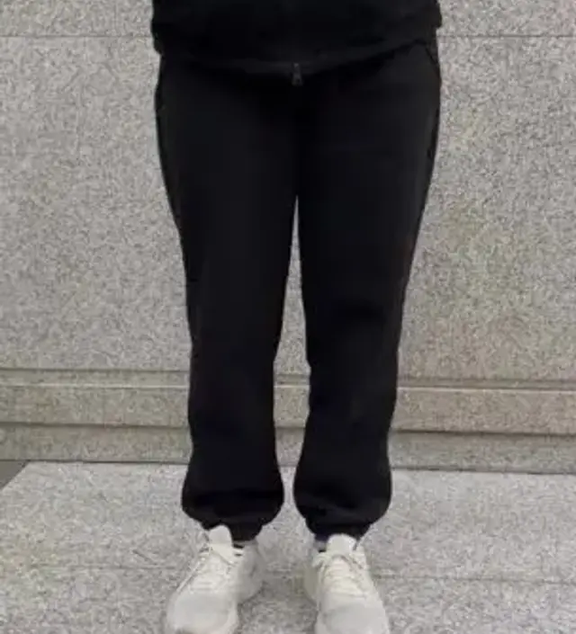 키가 169라서 큰편인데 바지 길이 넉넉하고 편해요
