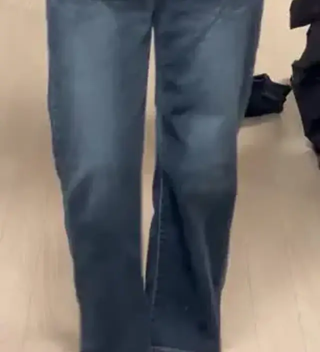 와이드 일자핏에 예쁜 컬러 청바지입니다! 손이 잘가요