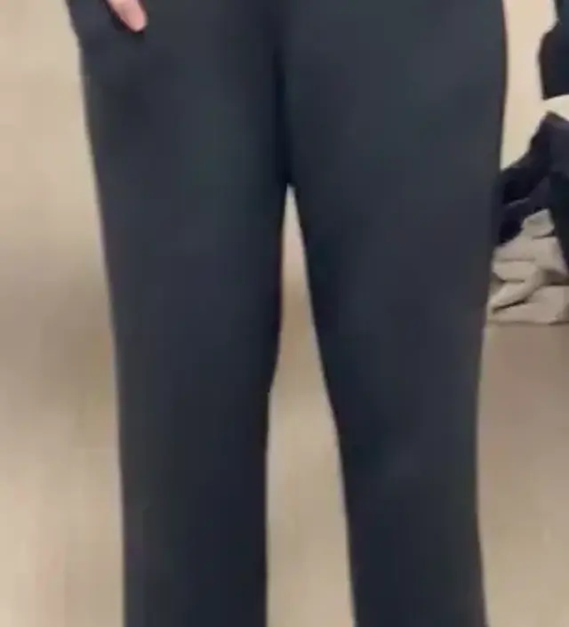 블랙에 가까운 차콜인데 핏이 이뻐서 출근룩으로 딱입니다