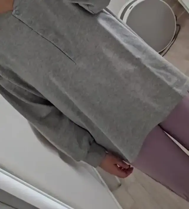 소재도 부드러운 면이고 단추도 잘 열리고 소매도 시보리라서 수유복으로 딱이에요~