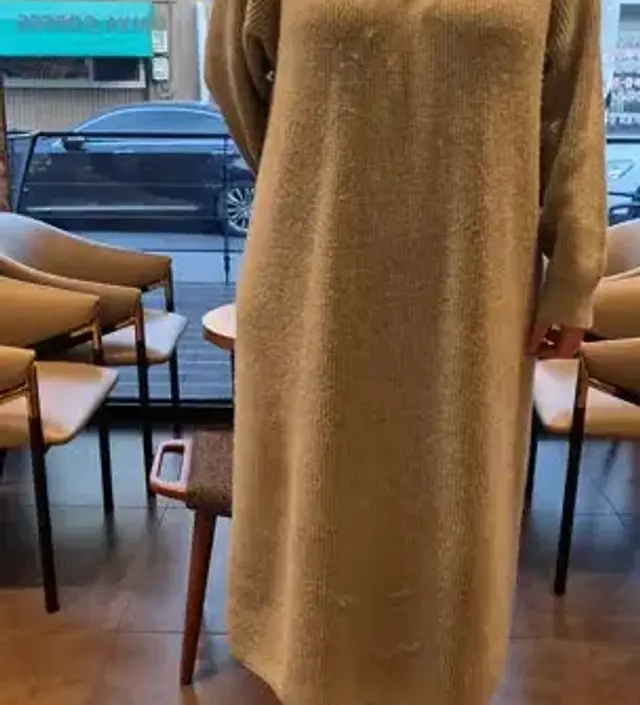 색감이 포근한 민트색이에요 두툼해서 완전 따뜻하고 길이감도 길어서 좋아요. 회색으로