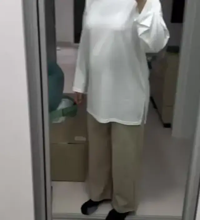 엉덩이 덮을 정도로 길고 품이 넉넉해서 편해요!