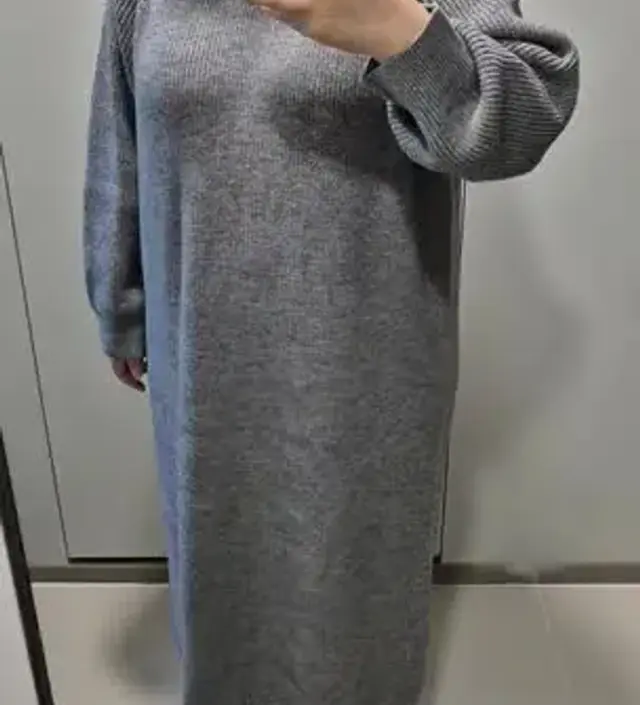 민트색이 너무 예뻐서 회색깔도 장만했어요. 옷이 가벼운데 따뜻하고 촉감이 부드러운 