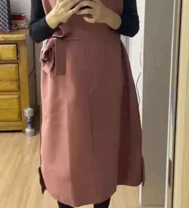 색깔이 예뻐요! 지금은 벨트하고 입고 봄 되면 벨트 없이 입어도 되겠어요. 출근용으로