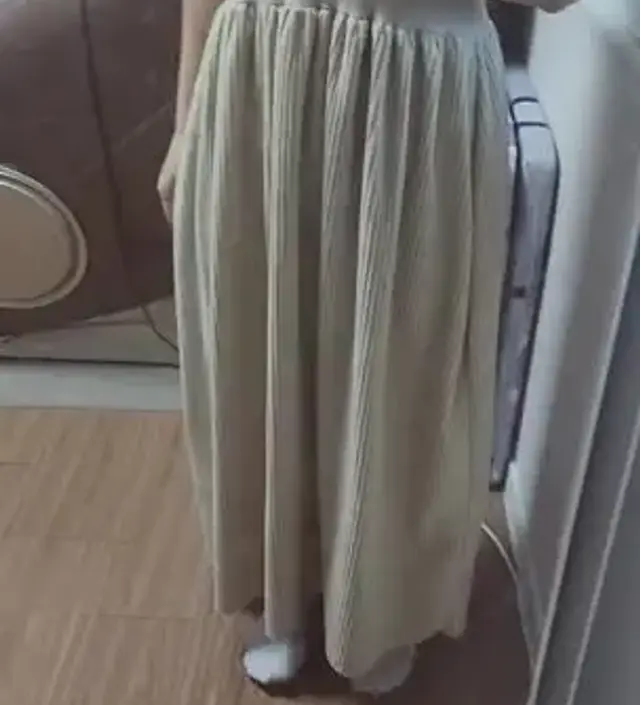 폭도 커서 움직이기 편해요~160cm 키가 작아서 발목까지 거의 덮는데 다행히 신발에 끌