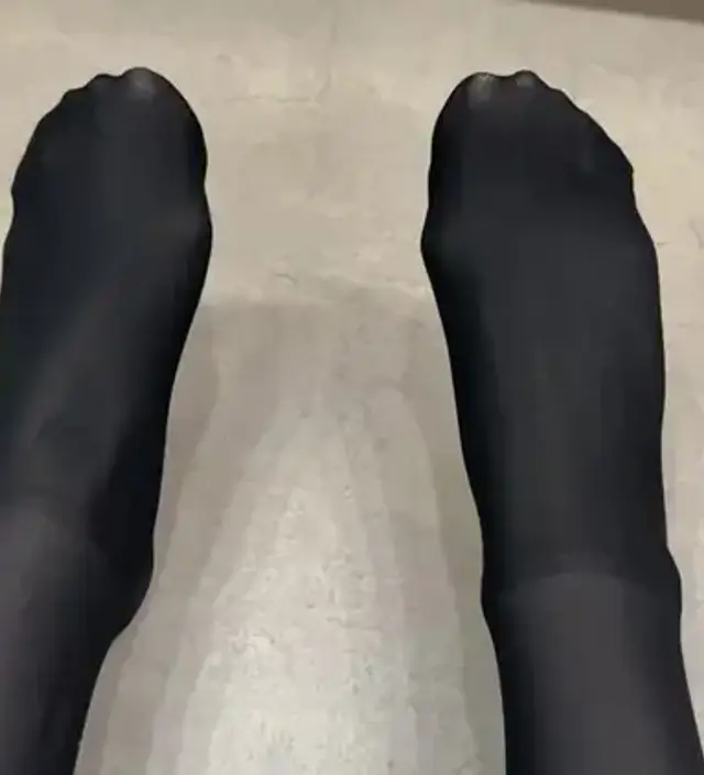 도톰한 소재라 그런지 발목이 조금 떠요. 그리고 발과 발목 이어지는 부분에 봉제선?이