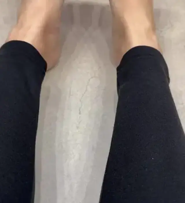 밍크털이 진짜 부들부들해요. 도톰해서 당연히 발목에 딱 붙지는 않지만 보온용으로 산