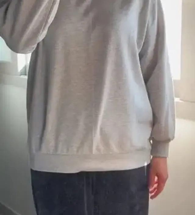 생각보다 얇고 가볍네요. 봄이나 가을에 입기 좋을 것 같아요
