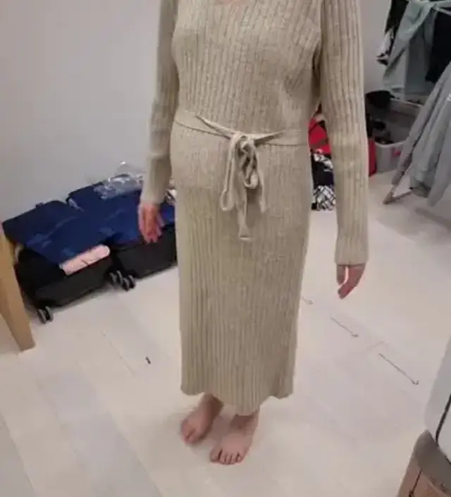 니트소재가 생각보다 부드러워서 맨살에 입기도 좋네요. 목이 파였을까봐 걱정했는데 많