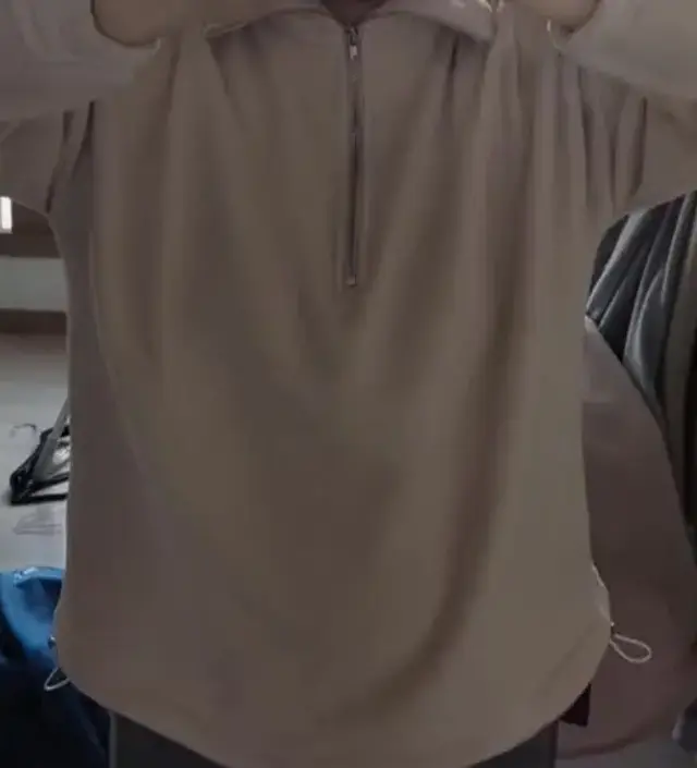 넉넉한 스타일이고 편하게 입기 좋은 디자인이에요