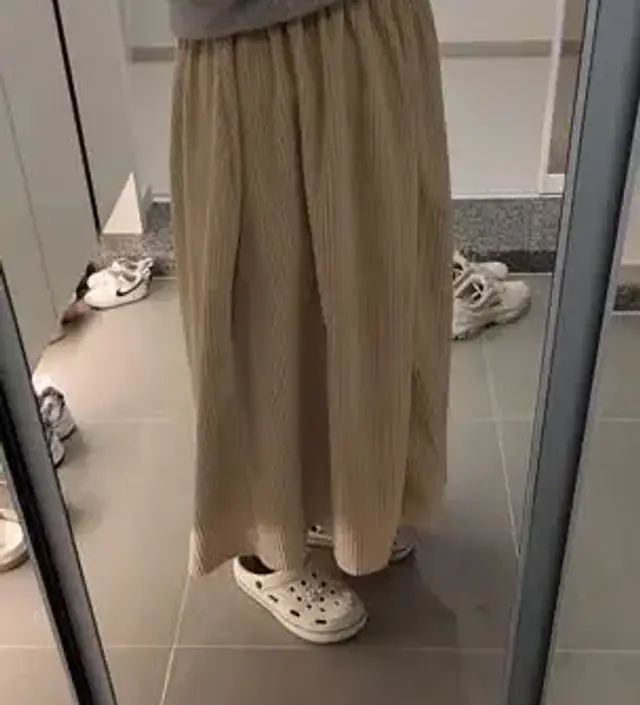 골덴이 너무 따뜻해보이고 허리도 낙낙해보여서 주문했어요. 위에는 티셔츠나 니트 입으