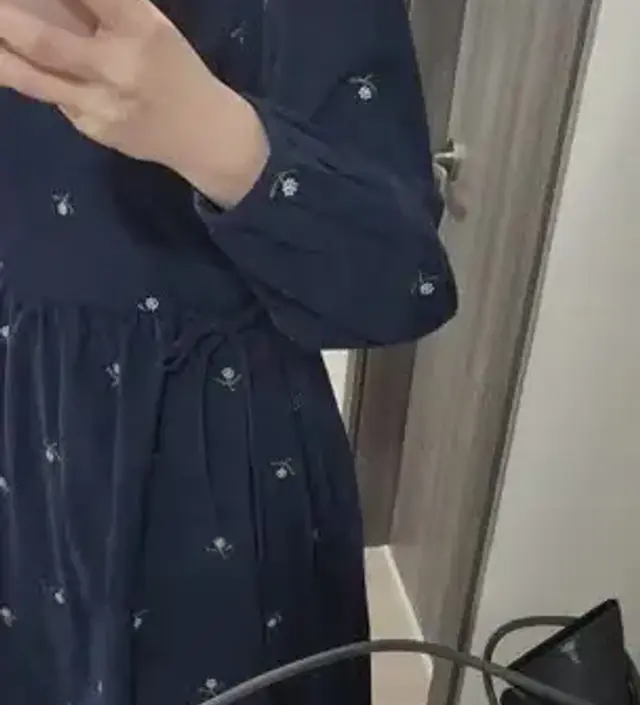 양쪽 허리에 조임끈 있어서 라인도 적당히 살릴수 있고 너무 예쁩니다!!