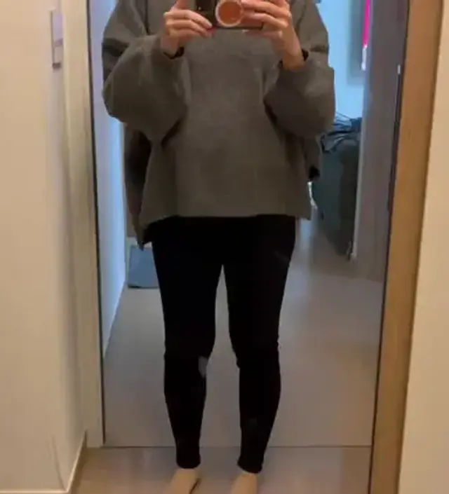 부들부들하고 넉넉한핏이라 딱 좋아요 엉덩이 덮는 기장이고 원피스와 레이어드해서 입