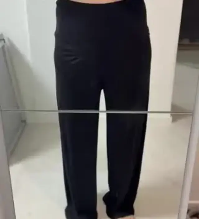 일단 엄청 얇아서 햇빛에 보면 속옷이 비춰요
