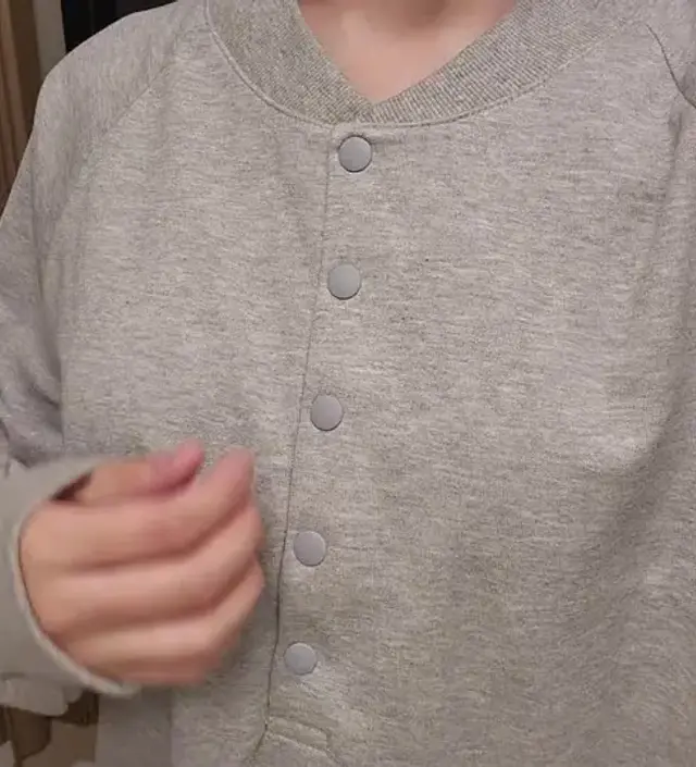 넉넉한 핏에 수유할 때도 편할 것 같아요 계절감은 봄가을 정도.. 집에서 입기엔 겨울에